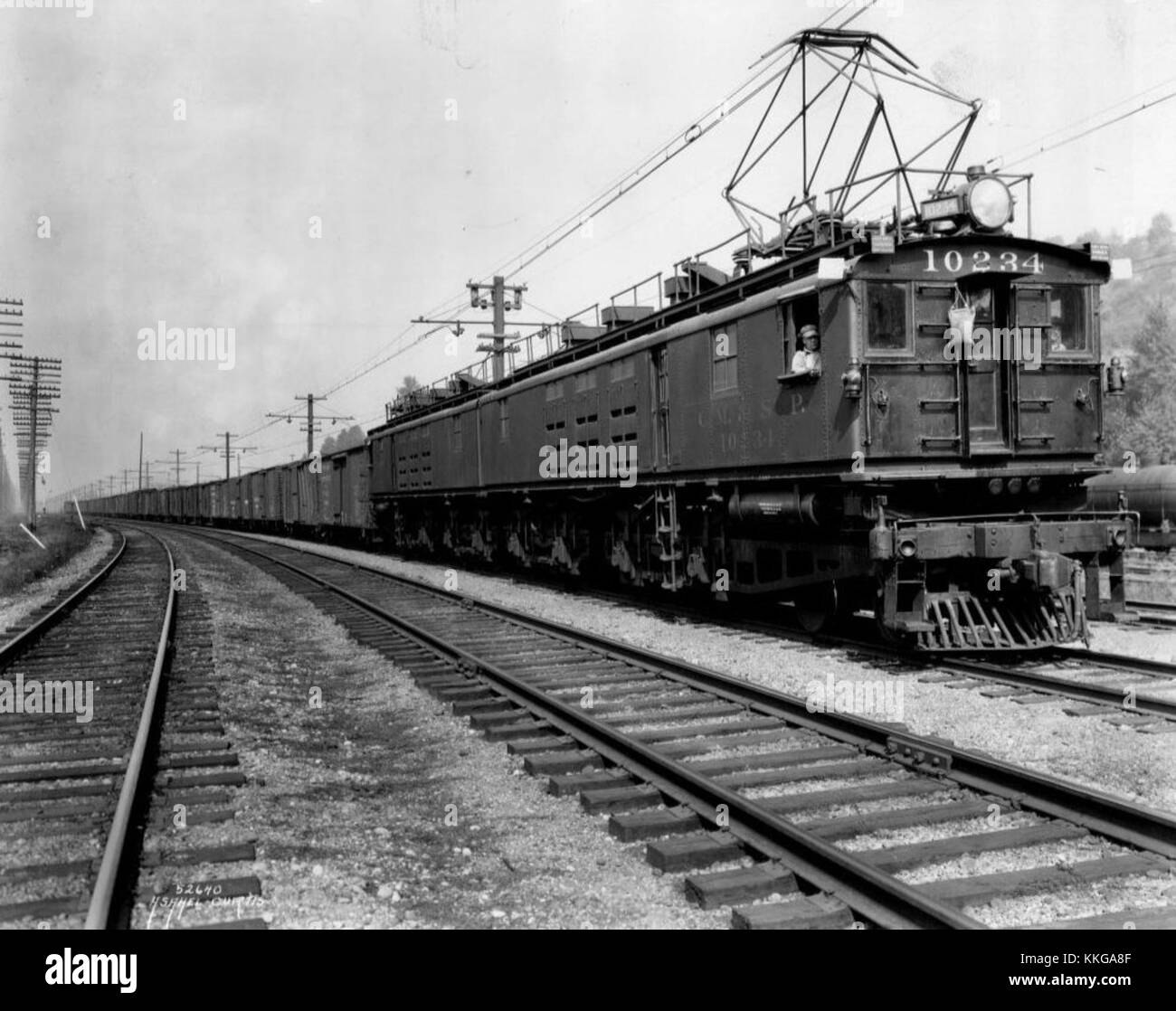 Die Elektrolokomotive Milwaukee Road, gekennzeichnet durch die Nummer 192847, ist beim Transport von Gütern dargestellt. Die Milwaukee Road, offiziell bekannt als Chicago, Milwaukee, St. Paul and Pacific Railroad, betreibt in der Mitte des 20. Jahrhunderts Elektrolokomotiven auf ihrer Pacific Extension, um Güter effizient über schwieriges Gelände zu transportieren. Stockfoto