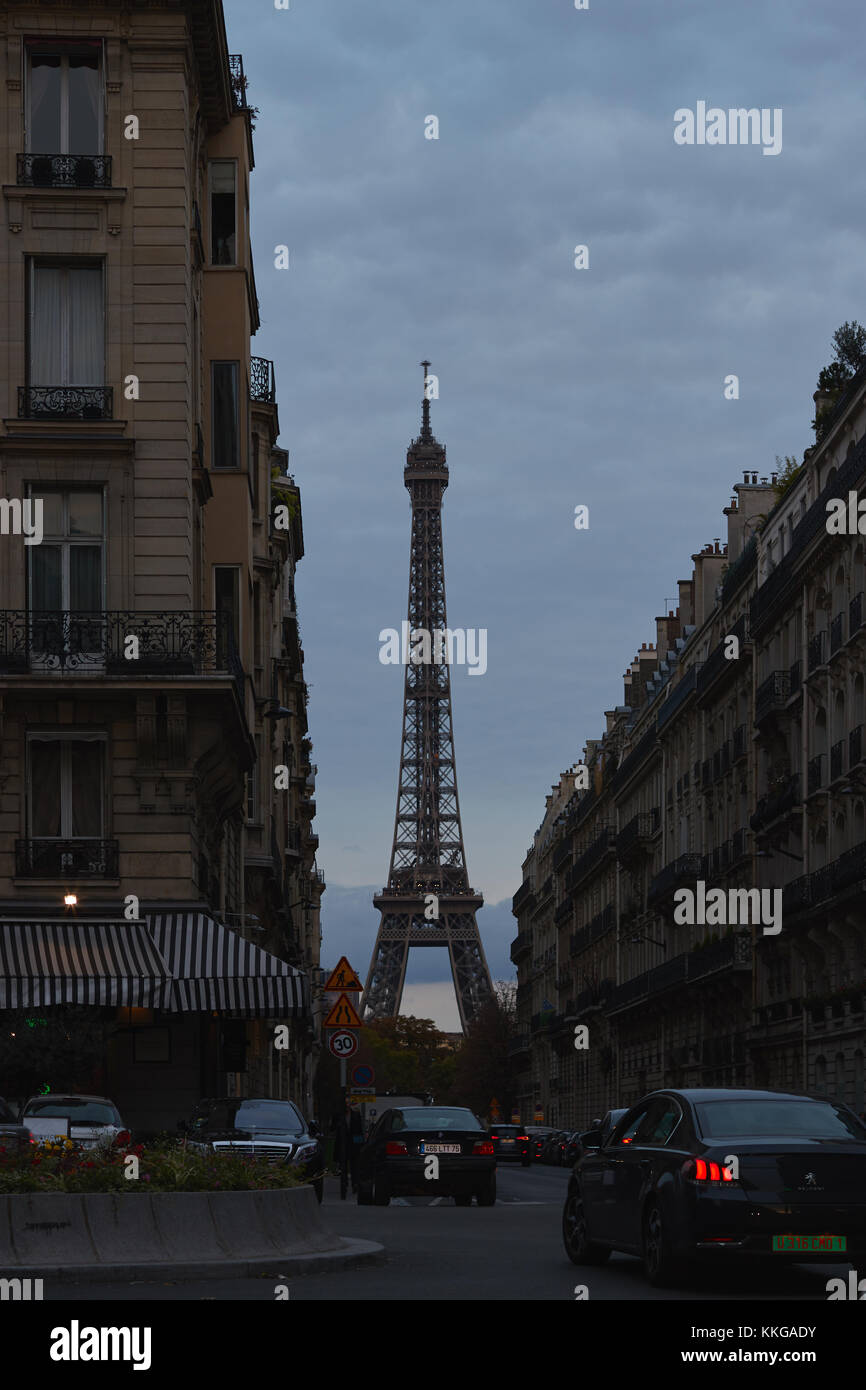 Paris, Frankreich, 2. Oktober 2017: Bewegung von Autos entlang der Avenue d'Eylau, neben dem Eiffelturm am Abend Zeit. Stockfoto