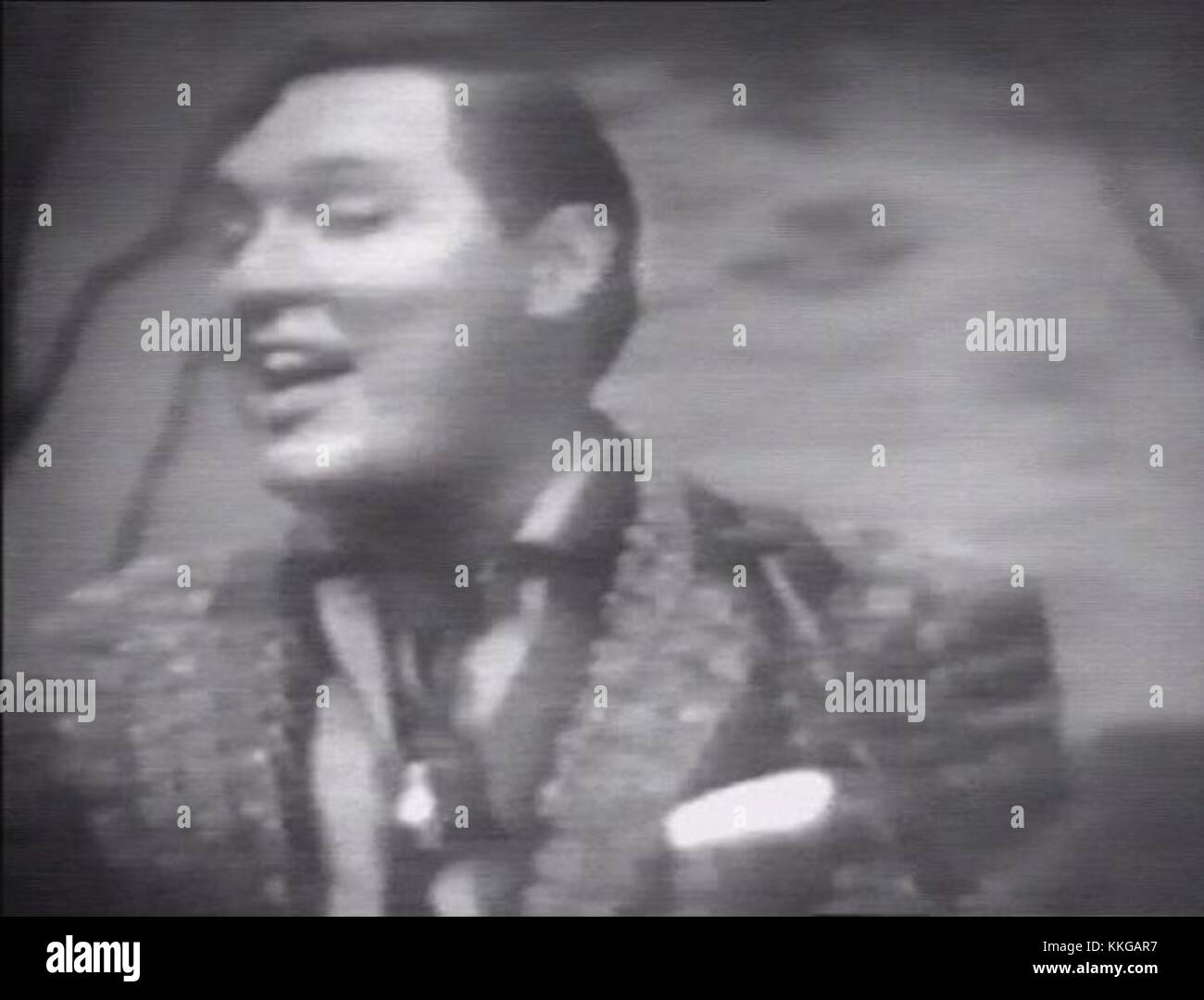 Bill Haley, ein Pionier des Rock and Roll Sängers, ist in diesem Bild von 1955 festgehalten. Haley ist bekannt für Hits wie „Rock around the Clock“ und gilt als wichtiger Einfluss auf die Entwicklung der frühen Rockmusik in den Vereinigten Staaten. Stockfoto
