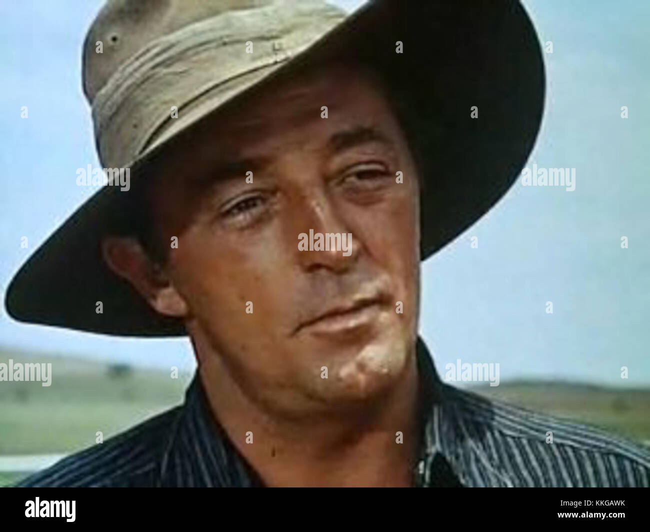 Robert Mitchum war ein US-amerikanischer Schauspieler, bekannt für seine Rollen in klassischen Filmen der 1940er und 1950er Jahre, insbesondere in Film Noir. Seine harte Persönlichkeit machte ihn zu einem großen Star im Goldenen Zeitalter Hollywoods. Stockfoto