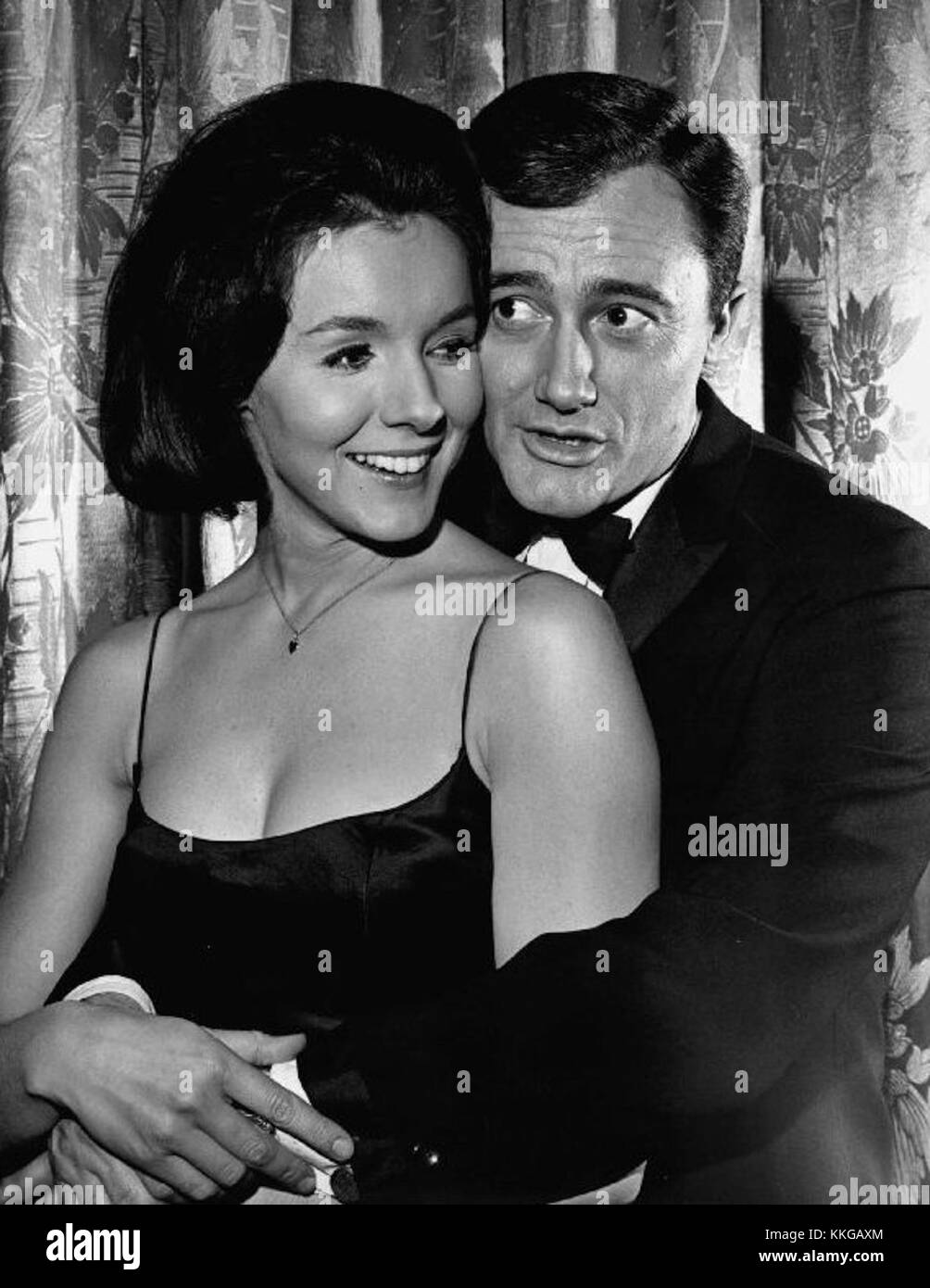 Robert Vaughn und Kathryn Hays spielten in den 1960er Jahren die Hauptrollen in der beliebten Fernsehserie The man from U.N.C.L.E., einem Spionageriller, der zu einem kulturellen Phänomen wurde und ihren Platz in der Fernsehgeschichte festigte. Stockfoto