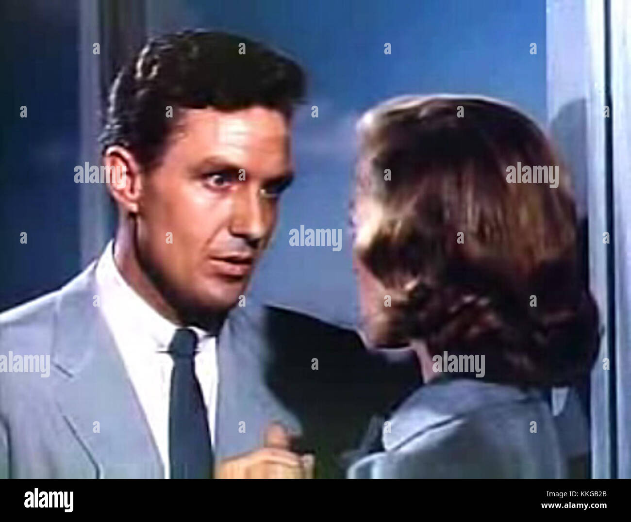 Der Titel bezieht sich auf den US-amerikanischen Film „Written on the Wind“ von Douglas Sirk aus dem Jahr 1956, der für seine melodramatische Darstellung von Reichtum, Liebe und Familientragödie bekannt ist. Stockfoto