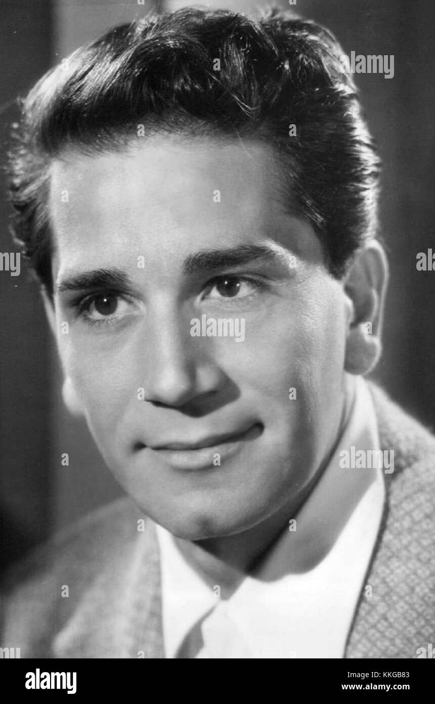 Richard Conte war ein US-amerikanischer Schauspieler, der in den 1940er Jahren berühmt wurde und für seine Rollen in verschiedenen Filmen, darunter Werke von 1945, bekannt wurde. Stockfoto