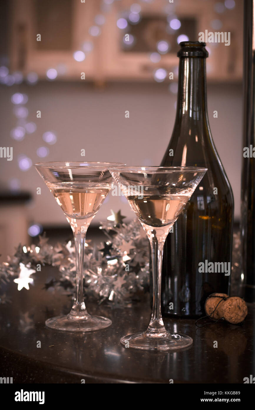 Stillleben mit einer Flasche und zwei Gläser Champagner Stockfoto