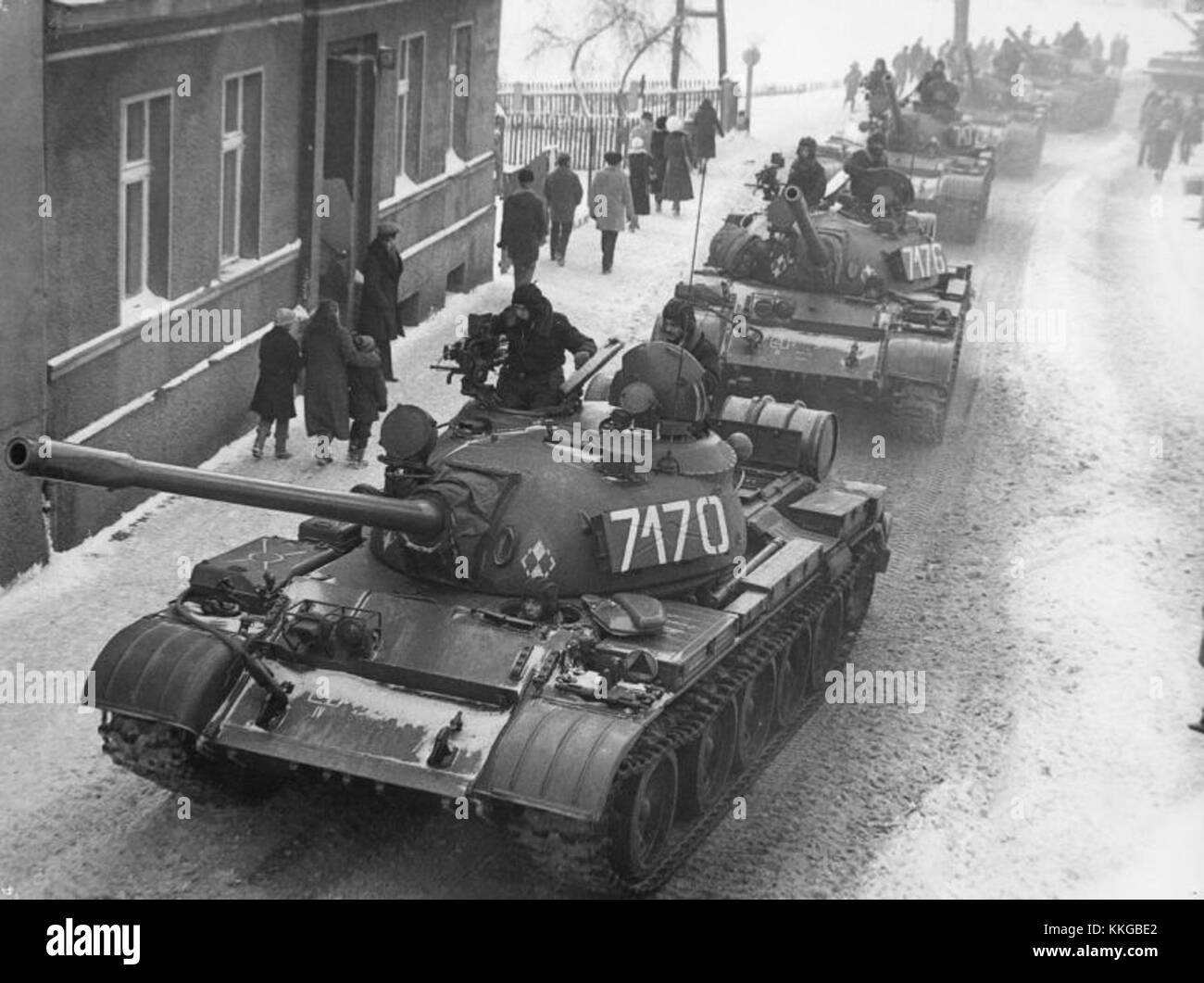 Dieses Foto vom 13. Dezember 1981 zeigt einen Militärkonvoi aus der Kaserne SulechÃ³w, der sich während der Einführung des Kriegsrechts in Polen durch die Straße Owierczewskiego (heute Senatorska) in ZbÄ… szyÅ„ bewegt. Das Bild wurde in den Morgenstunden von Grzegorz Å oÅ aus einem privaten Wohnfenster aufgenommen. Stockfoto