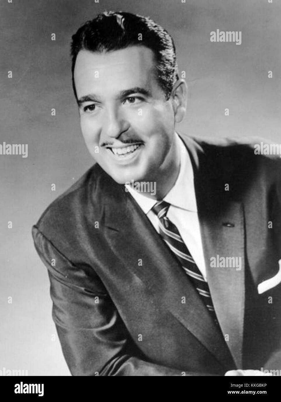 Das Bild zeigt Tennessee Ernie Ford, einen amerikanischen Sänger und Fernsehstar, der für seine Hits wie Sixteen Tons bekannt ist. Ford wurde in den 1950er Jahren zu einer prominenten Persönlichkeit in der Country- und Western-Musik Stockfoto