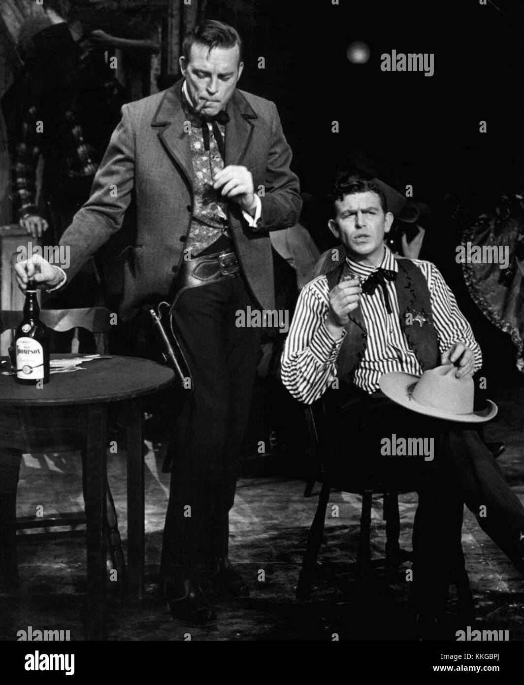Noch aus dem 1959 erschienenen Film Destry Rides Again mit Scott Brady und Andy Griffith in einer westlichen Szene. Stockfoto