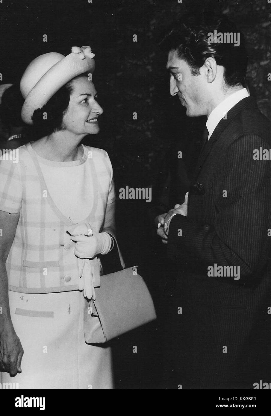 Ein Foto aus dem Jahr 1965, das den berühmten Tenor Sergio Franchi mit First Lady Bird Johnson zeigt. Dieses Bild zeigt einen Moment von kultureller Bedeutung während der Johnson-Regierung und betont die Rolle der Künste in der amerikanischen Gesellschaft. Stockfoto