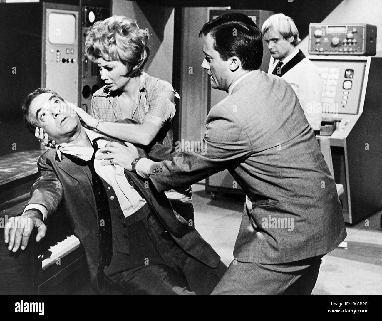 The Suburbia Affair ist eine Episode aus der 1960 Fernsehserie The man from U.N.C.L.E., die für ihre Spionage und den Kontext des Kalten Krieges bekannt ist. Die Serie war ein beliebter Teil der Fernsehkultur der 1960er Jahre. Stockfoto