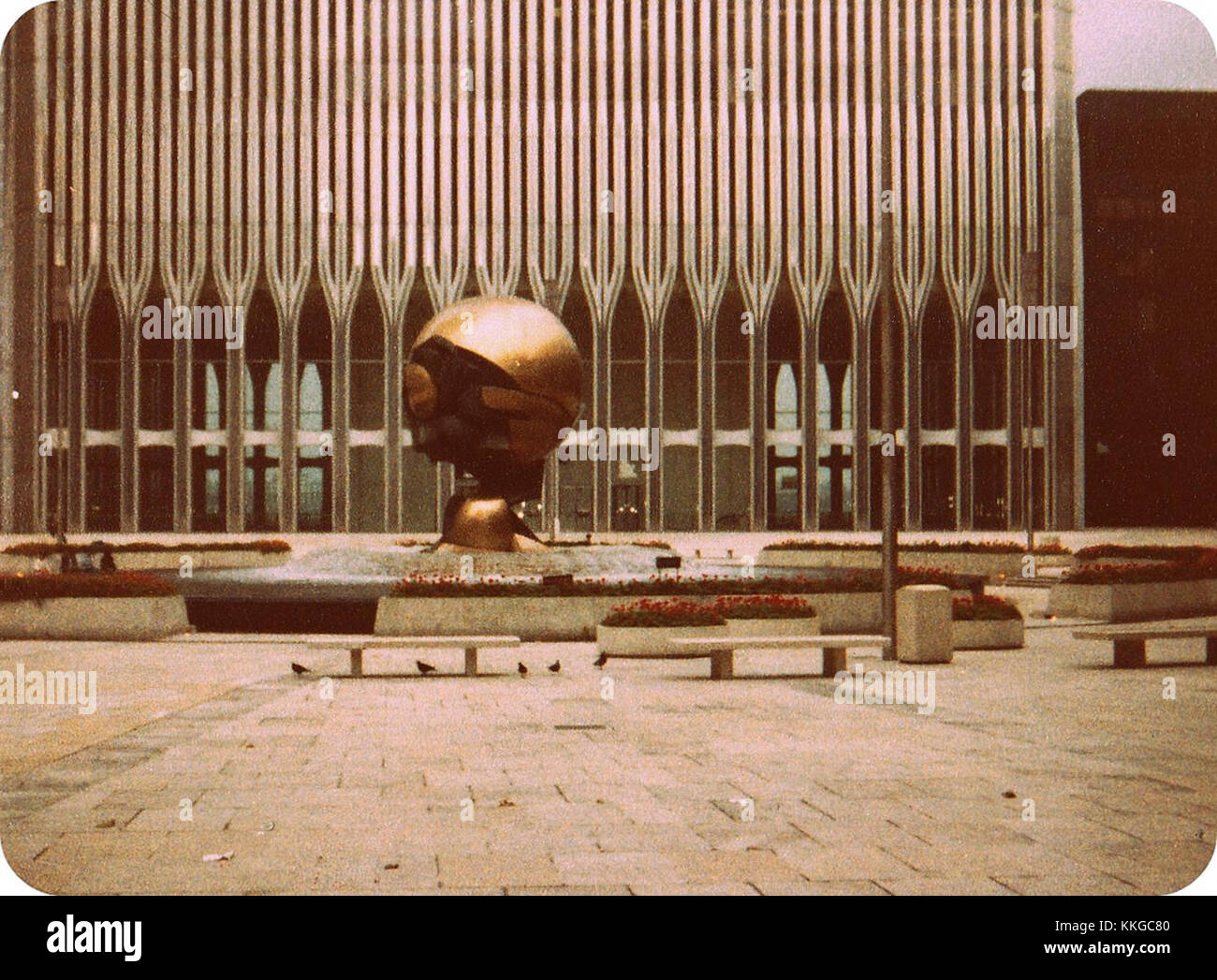 Die 1979 entstandene Skulptur WTC Sphere wurde ursprünglich vor den Angriffen vom 11. September 2001 im World Trade Center ausgestellt. Sie bleibt ein Symbol der Widerstandskraft und des Erinnerns. Stockfoto