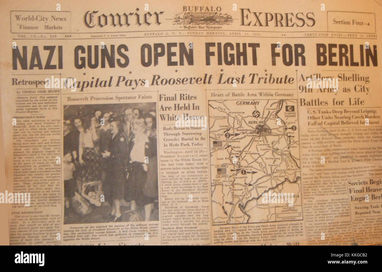Der Buffalo Courier Express veröffentlichte eine Hommage an Präsident Franklin D. Roosevelt, in der er seine Führung und seine Wirkung während seiner Präsidentschaft, insbesondere während der Großen Depression und des Zweiten Weltkriegs, hervorhob Stockfoto