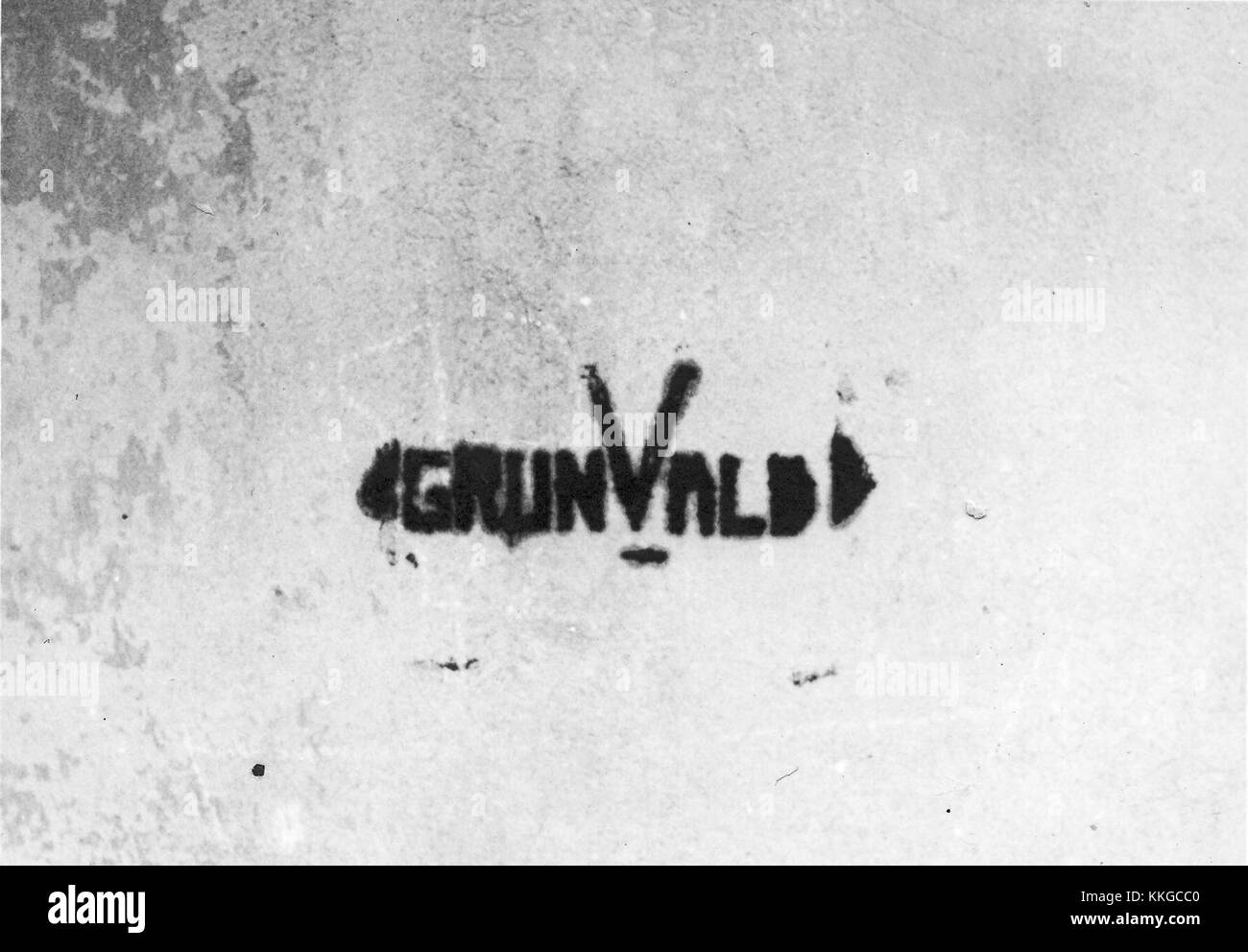 Graffiti aus dem Zweiten Weltkrieg, die in Grunwald gefunden wurden, zeigen Markierungen, die während des Zweiten Weltkriegs gemacht wurden und oft die persönlichen Erfahrungen von Soldaten und Zivilisten während des Krieges widerspiegeln. Das Graffiti ist Teil der historischen Dokumentation. Stockfoto