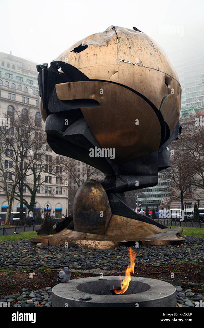 Foto des Battery Park in New York City mit Blick auf die Uferpromenade, die Freiheitsstatue und die umliegenden Grünflächen. Stockfoto
