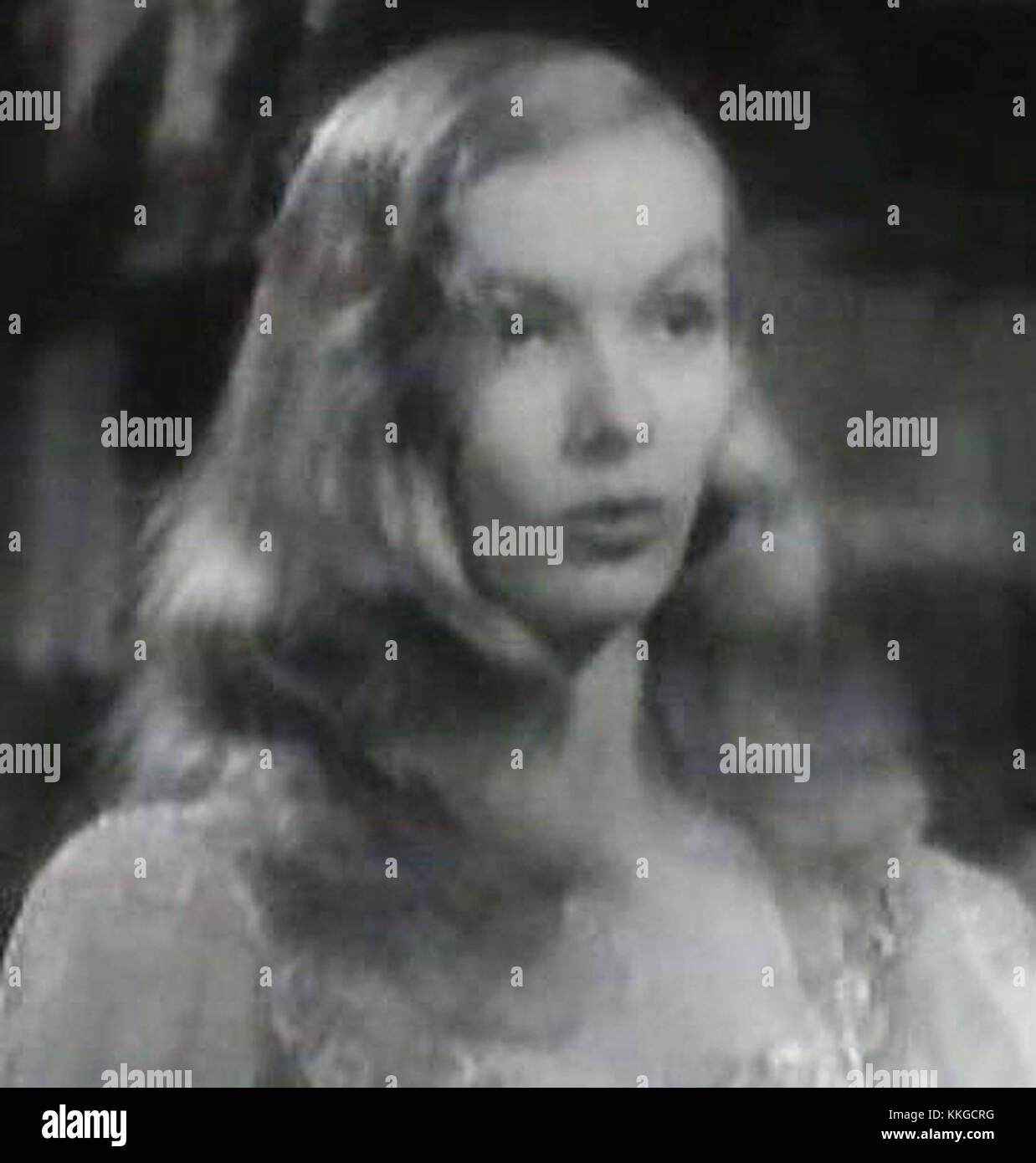 Ein Werbebild aus dem Film *I Married a Witch* aus dem Jahr 1942 mit Veronica Lake, bekannt für ihre ikonische Frisur und Präsenz im amerikanischen Kino. Die Ernte unterstreicht ihren Charakter und verkörpert die Mischung aus Comedy und Fantasy der movieâ. Stockfoto