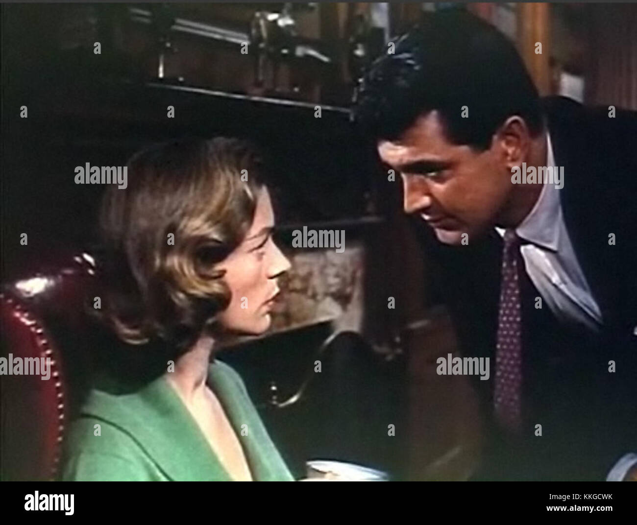 Geschrieben auf dem Wind ist ein US-amerikanisches Melodrama von Douglas Sirk aus dem Jahr 1956. Der Film erzählt die Geschichte einer wohlhabenden texanischen Familie und ihrer komplexen Beziehungen und konzentriert sich dabei auf Themen wie Liebe, Verrat und Tragödie. Die Hauptrollen waren Rock Hudson und Lauren Bacall. Stockfoto