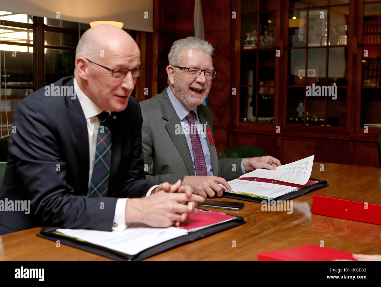 Der schottischen stellvertretenden Ersten Minister John Swinney (links) und Brexit Minister Michael Russell treffen britische Regierung Minister Brexit in St. Andrew's House, Edinburgh zu diskutieren. Stockfoto