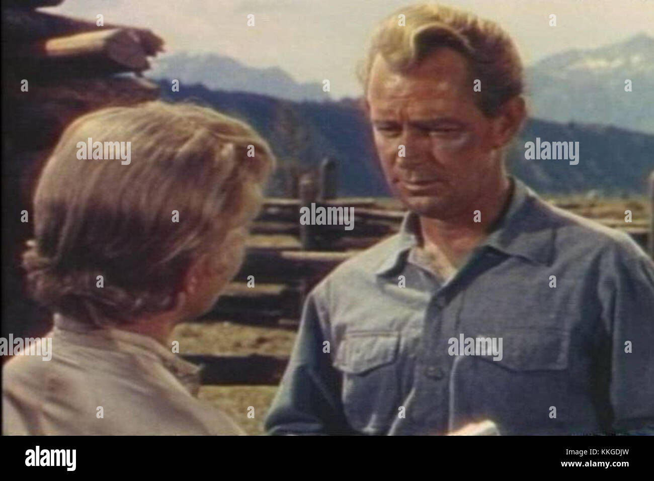 Alan Ladd spielt 1953 in dem Western-Film Shane, in dem er einen geheimnisvollen Schützen spielt. Der Film gilt als ein Klassiker des amerikanischen Kinos und ist im westlichen Genre immer noch einflussreich. Stockfoto