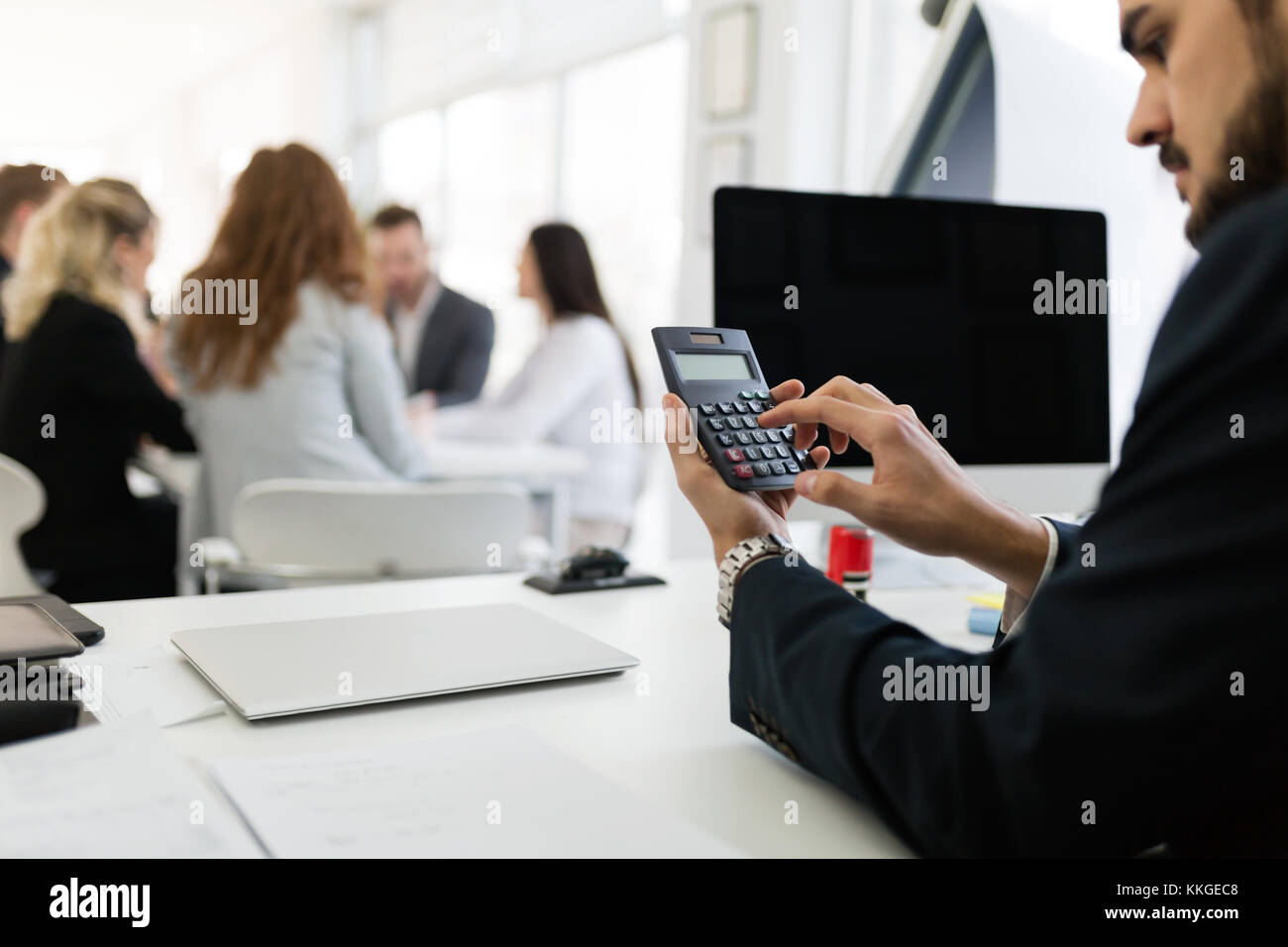 Bild von beschäftigter Mann mit Rechner im Büro Stockfoto