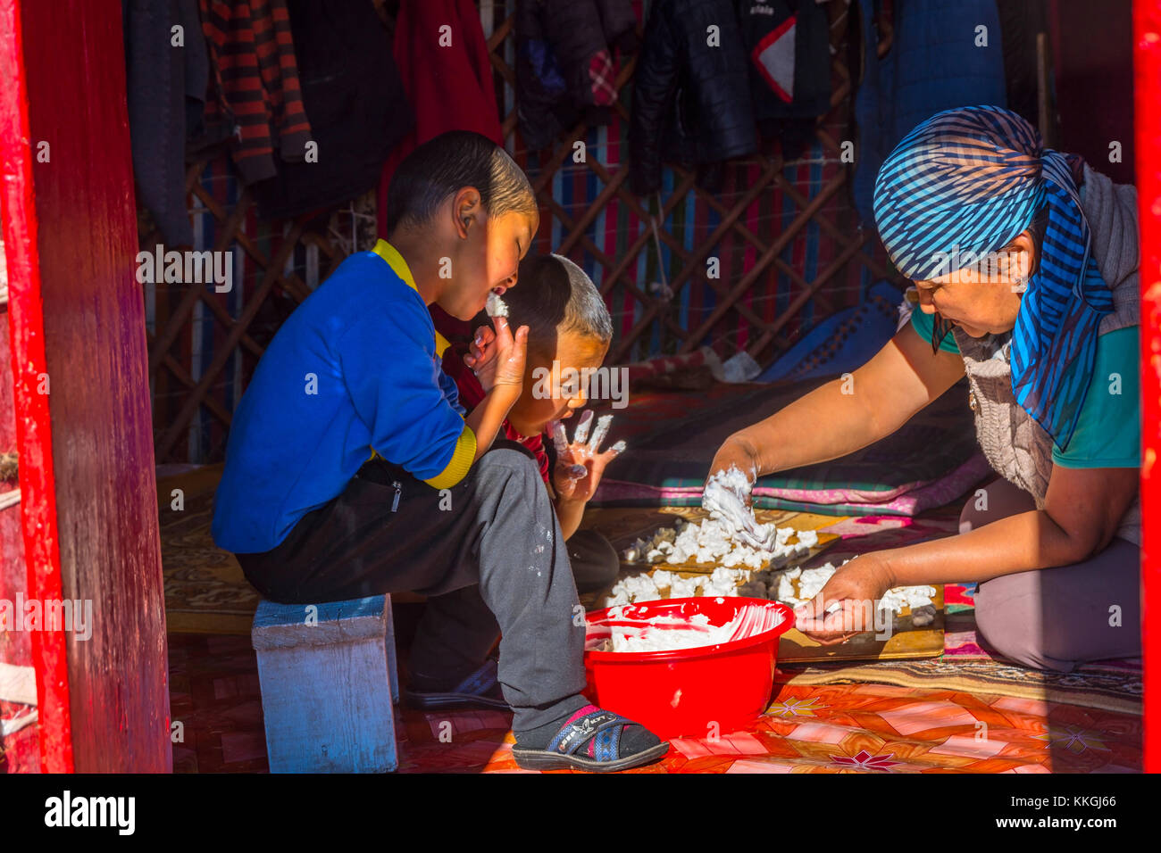 Song kul, Kirgisistan - 11. August: Frau und zwei Kinder, kurut, traditionelle Käse Kugeln in einer Jurte. august 2016 Stockfoto