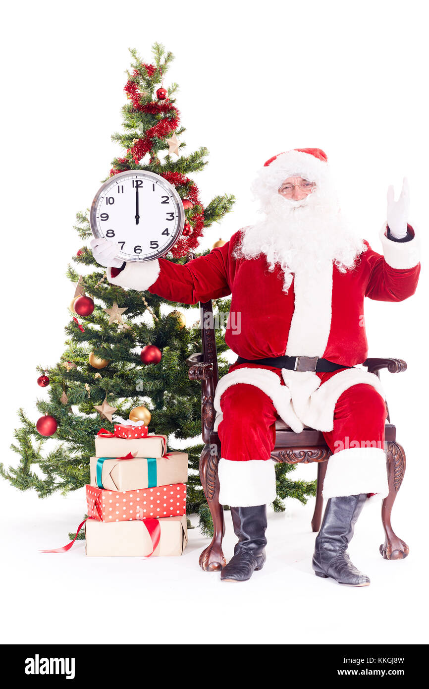 Weihnachtsmann in der Nähe des Weihnachtsbaums Stockfoto