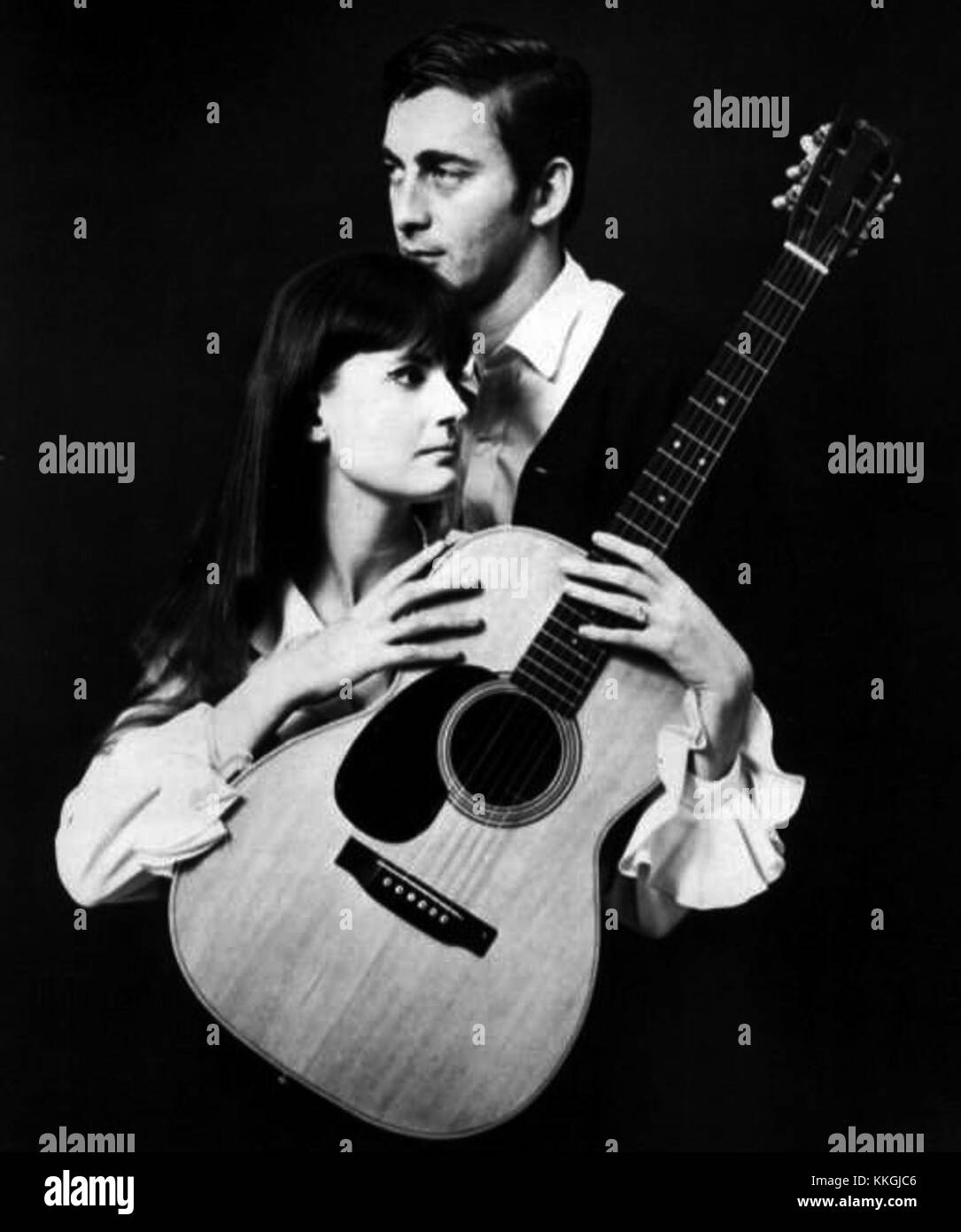 Dieses Foto aus dem Jahr 1968 zeigt das kanadische Folk-Duo Ian und Sylvia, bekannt für seinen Einfluss auf die Volksmusik in den 1960er Jahren und ihren Einfluss auf die nordamerikanische Folk-Szene. Stockfoto