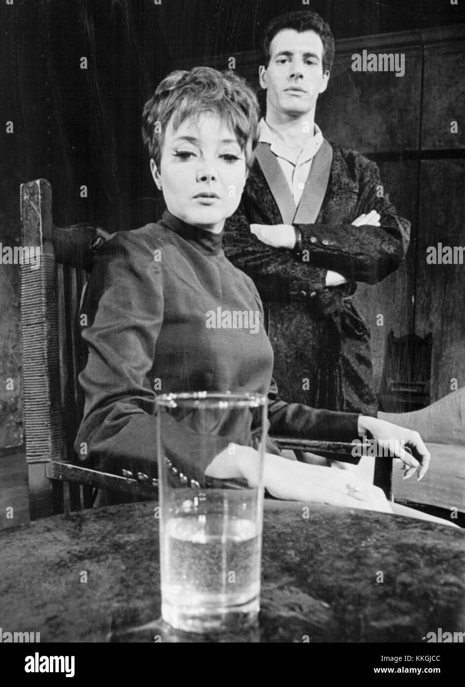 The Homecoming (1968) ist ein Theaterstück von Harold Pinter, in dem Carolyn Jones und John Church aufgeführt sind. Die Produktion, die sich um eine dysfunktionale Familie dreht, beschäftigt sich mit Themen wie Macht, Isolation und familiärer Konflikt. Jones und Church waren für den Erfolg des Stücks von zentraler Bedeutung. Stockfoto