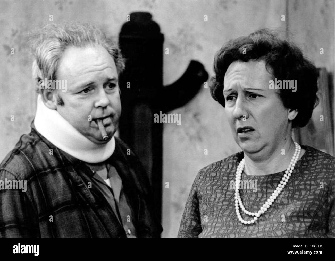 Carroll O'Connor und Jean Stapleton stellen Archie und Edith Bunker dar, bekannte Charaktere aus der Fernsehserie „All in the Family“ der 1970er Jahre. Die Show war bekannt für ihre kühne Auseinandersetzung mit sozialen Themen und familiärer Dynamik. Stockfoto