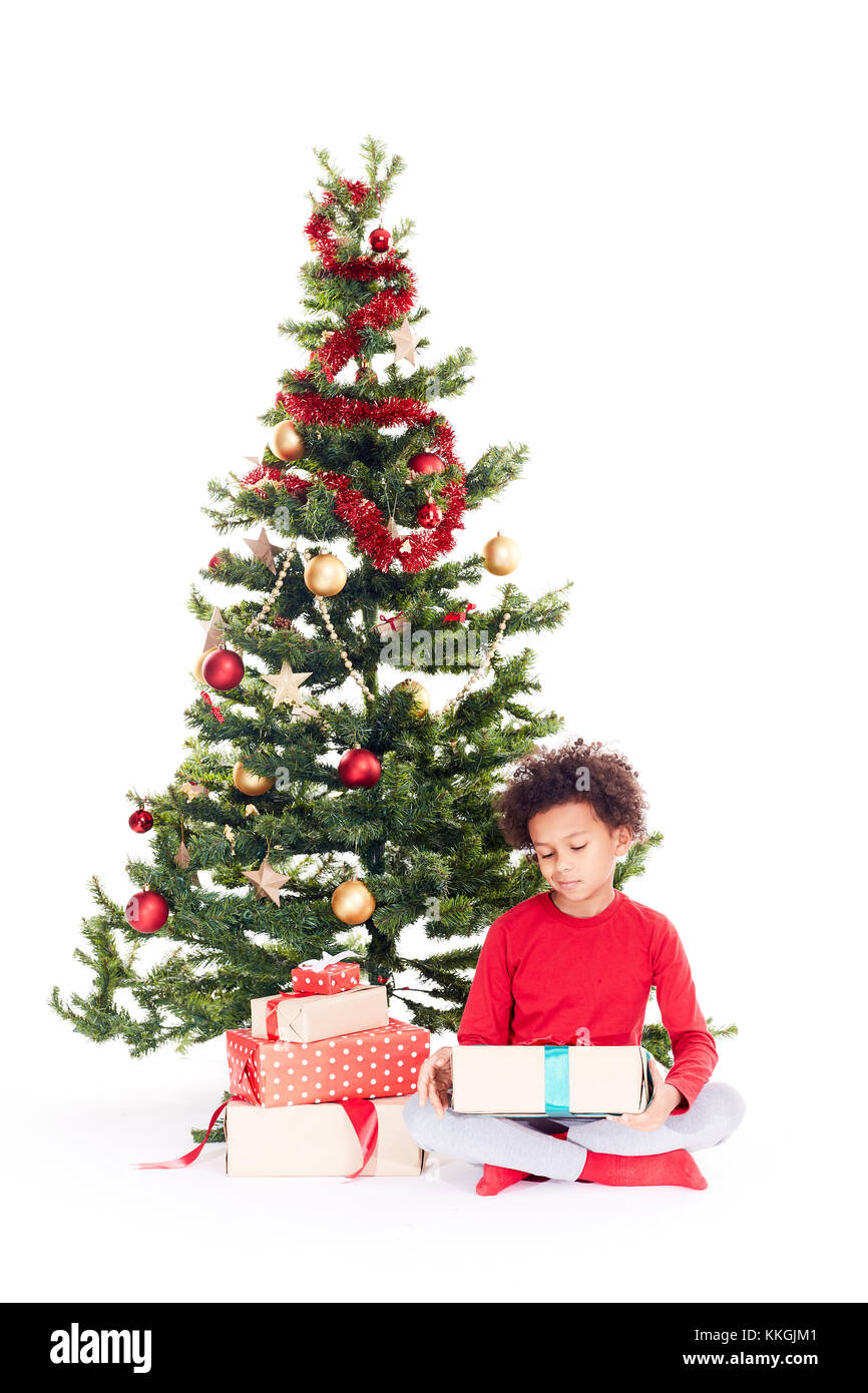 Gemischten rennen Junge in der Nähe von Weihnachten Baum Stockfoto