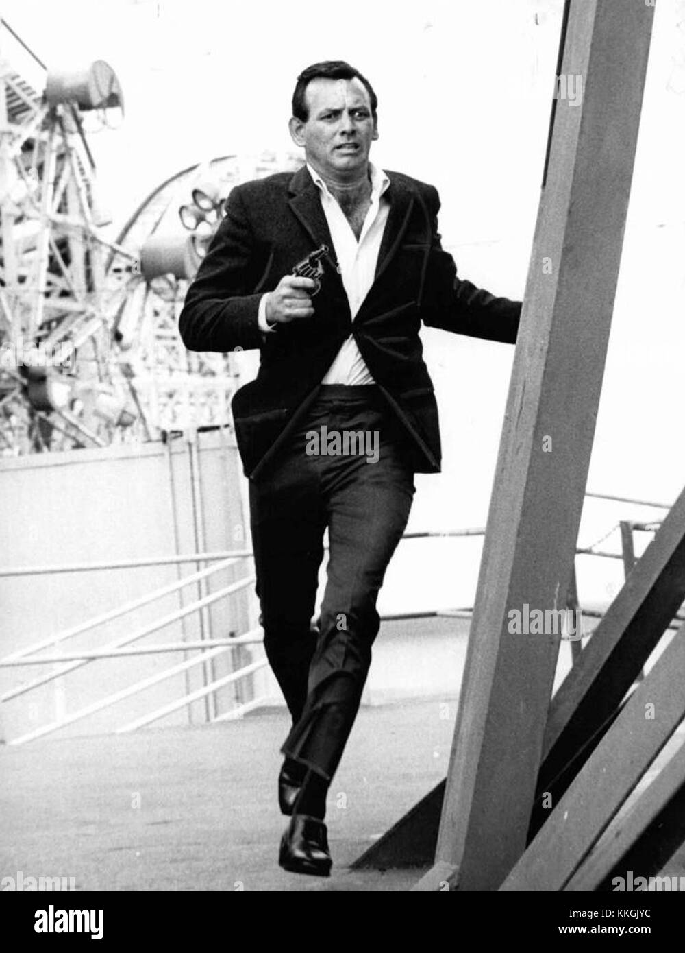 Dieses Werbebild zeigt David Janssen in seiner Rolle als Dr. Richard Kimble in der US-amerikanischen Fernsehserie The Fugitive der 1960er Jahre, die für ihr intensives Drama und ihre Spannung bekannt ist. Stockfoto