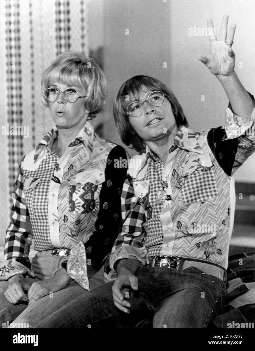 Ein Foto von Doris Day und John Denver aus dem Jahr 1975, das zwei berühmte Persönlichkeiten in amerikanischer Unterhaltung während eines wichtigen Moments ihrer Karriere einfängt. Doris Day war bekannt für ihr Singen und Schauspiel, während John Denver ein gefeierter Folk-Sänger und Songwriter war. Stockfoto