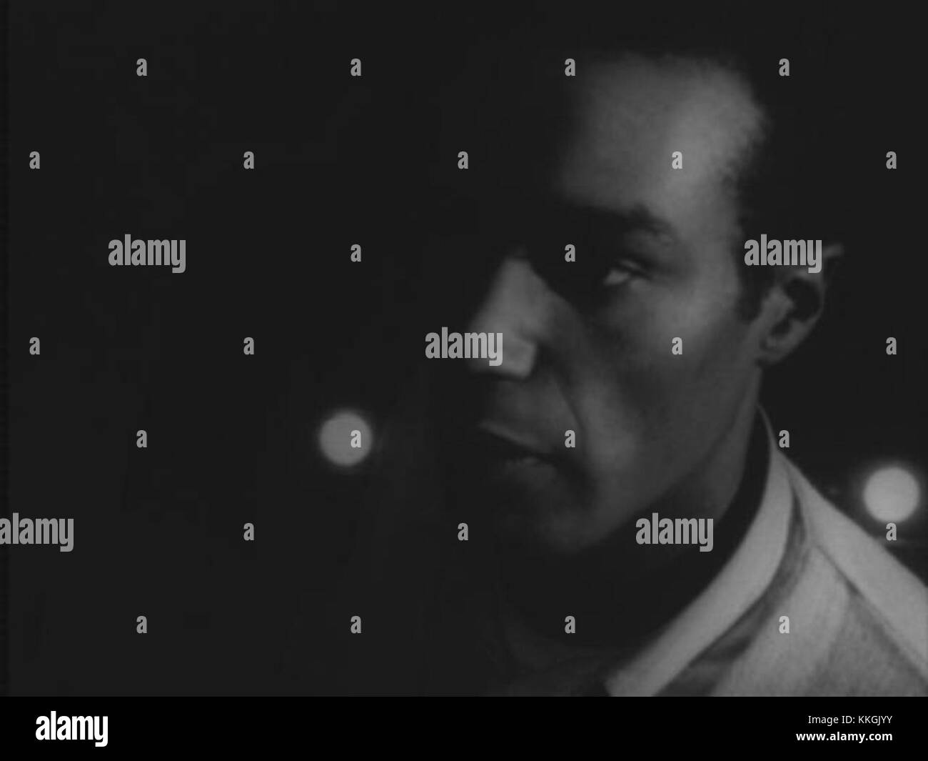 Duane Jones stellt Ben im legendären Film „Nacht der lebenden Toten“ aus dem Jahr 1968 in dieser Schwarzweiß-Szene dar, in der seine Figur besonders hervorgehoben wird. Stockfoto