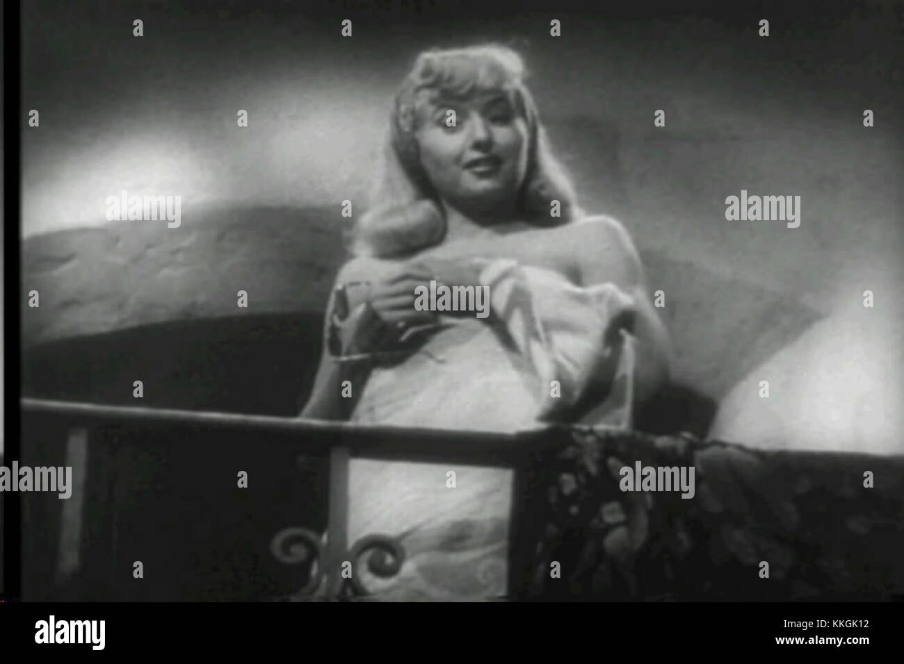 Ein Screenshot aus dem klassischen Film *Double Indemnity* von Billy Wilder aus dem Jahr 1944, der eine zentrale Szene im Genre des Films Noir darstellt. Der Film ist bekannt für seine packende Erzählung und seinen ikonischen visuellen Stil. Stockfoto