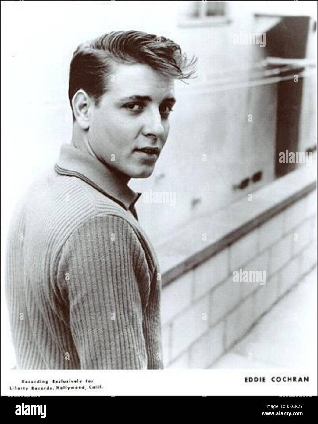 Eddie Cochran war ein einflussreicher amerikanischer Rock and Roll Musiker, der vor allem für seine Hits wie „Summertime Blues“ bekannt war. Seine Musik beeinflusst das Genre und inspiriert Generationen von Musikern. Stockfoto