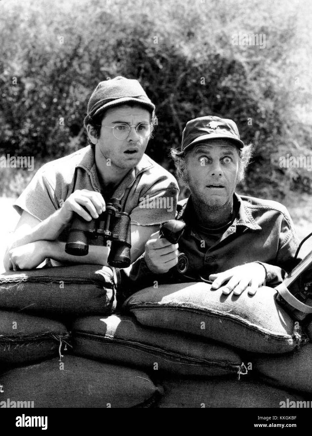Gary Burghoff und McLean Stevenson spielten 1972 gemeinsam in der beliebten TV-Show M*A*S*H. Ihre Charaktere Radar O’Reilly und Lieutenant Colonel Henry Blake wurden zu einem Wahrzeichen der Fernsehgeschichte. Stockfoto