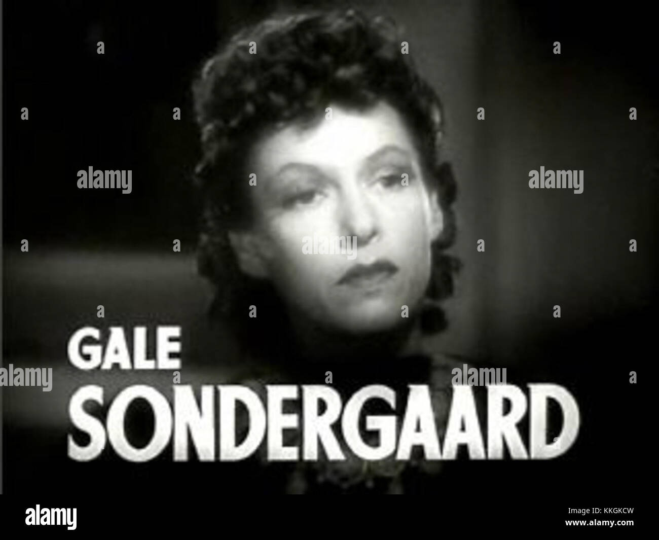 Gale Sondergaard, eine US-amerikanische Schauspielerin, erscheint im Trailer von *Dramatic School*, einem Film aus dem Jahr 1938. Sie war bekannt für ihre ikonischen Auftritte in Hollywood während des frühen 20. Jahrhunderts. Stockfoto