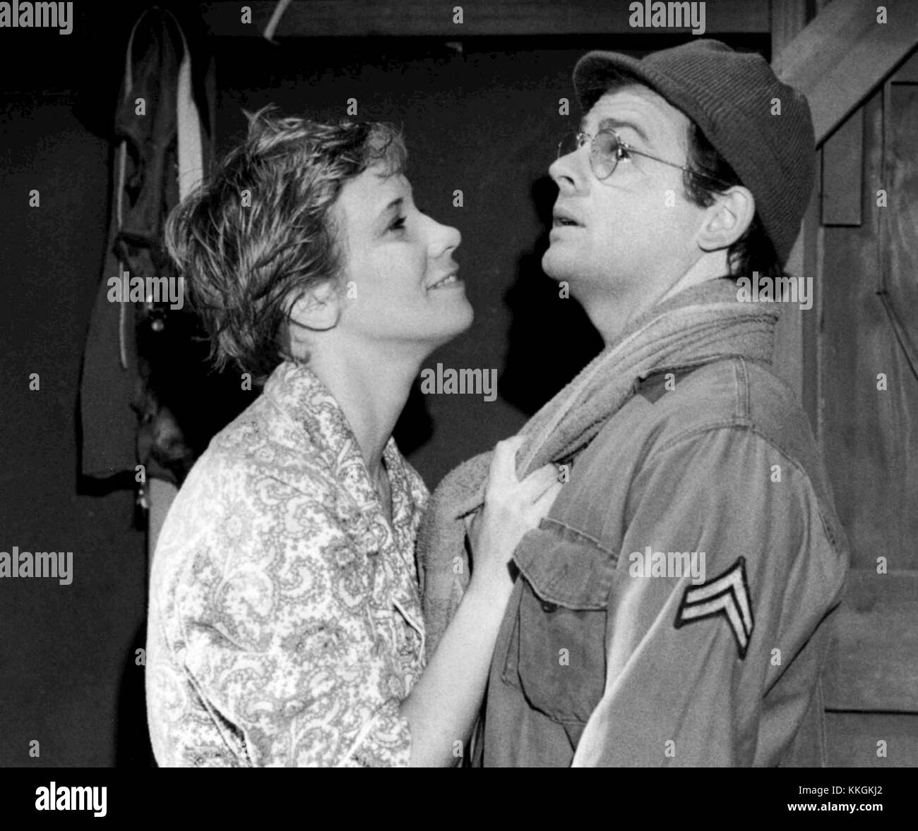 Ein Werbefoto von Gary Burghoff und Pat Stevens aus *M*A*S*H*, der legendären Fernsehserie der 1970er Jahre, die ihre Charaktere in der militärischen Komödie zeigen. Stockfoto