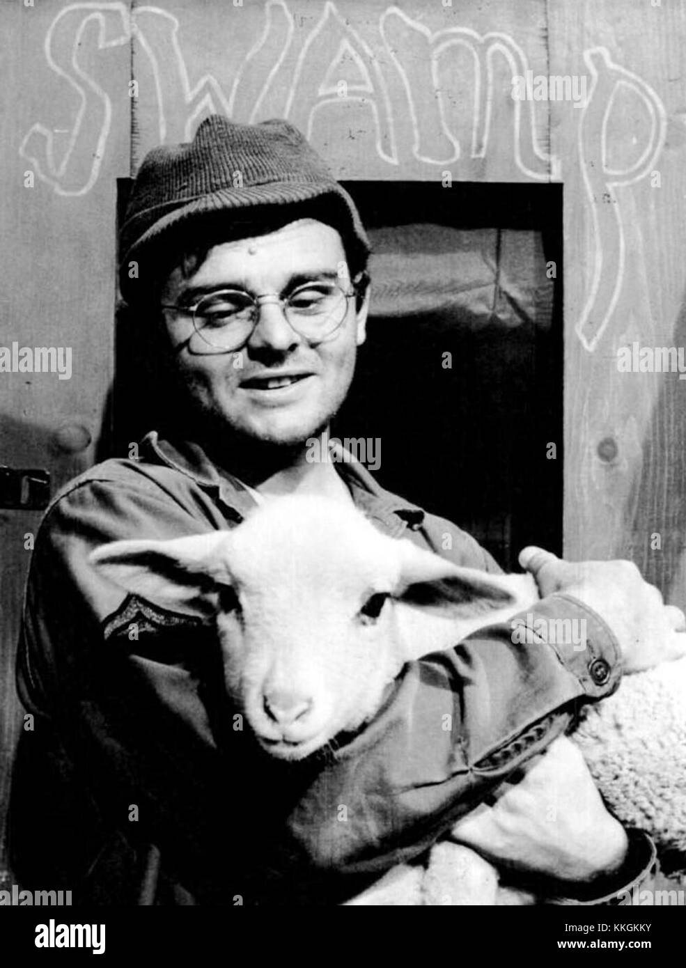 Gary Burghoff porträtierte Radar O’Reilly in der legendären TV-Serie M*A*S*H, die von 1972 bis 1983 ausgestrahlt wurde. Sein Charakter, der Firmenchef, war bekannt für seine Fähigkeit, Ereignisse vorherzusagen und sein komödiantisches Timing. Die Show, die während des Koreakrieges spielt, vermischte Humor mit den Herausforderungen medizinischer Operationen während des Krieges. Burghoffs Rolle wurde in der Serie zu einem herausragenden Stück und machte ihn zu einer beliebten Fernsehfigur der 1970er Jahre Stockfoto