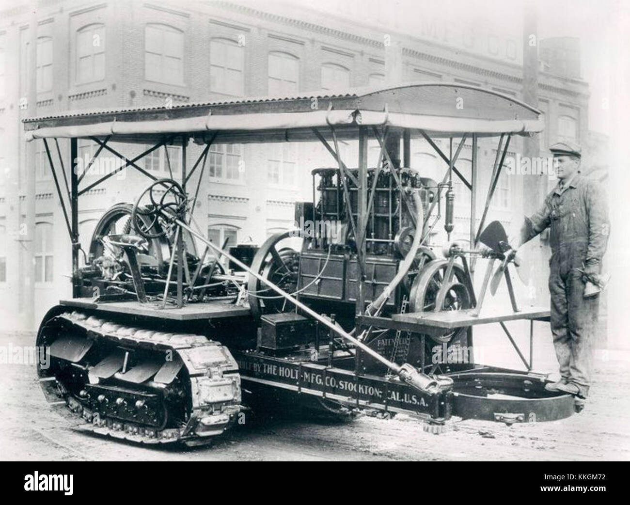 Der um 1915 gebaute Holt-Traktor ist ein frühes Beispiel für landwirtschaftliche Technologie, bekannt für seine Entwicklung in der maschinellen Landwirtschaft im frühen 20. Jahrhundert. Stockfoto