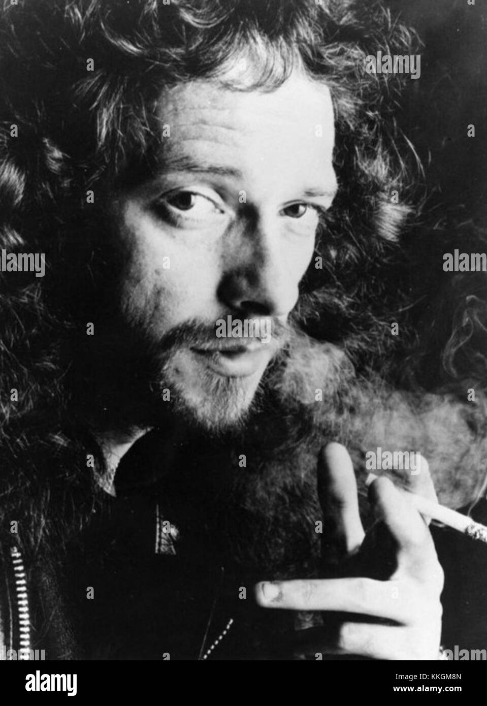 Ian Anderson, der bekannte Musiker und Frontmann der Rockband Jethro Tull, ist hier 1977 zu sehen. Andersons Einfluss auf die progressive Rockmusik zeigt sich in seinem innovativen musikalischen Stil. Stockfoto