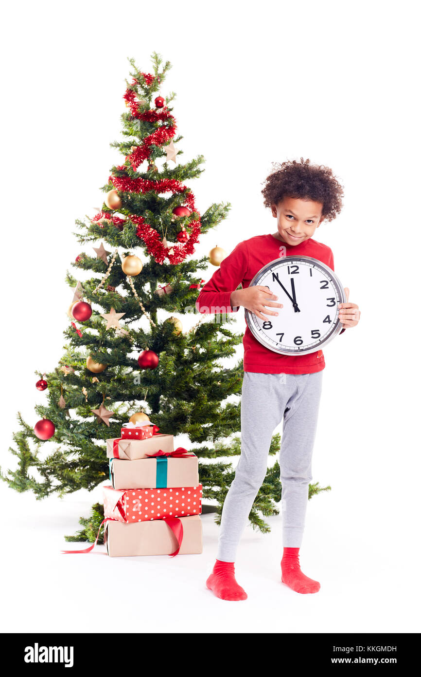 Gemischter Rassenjunge in der Nähe des Weihnachtsbaums Stockfoto