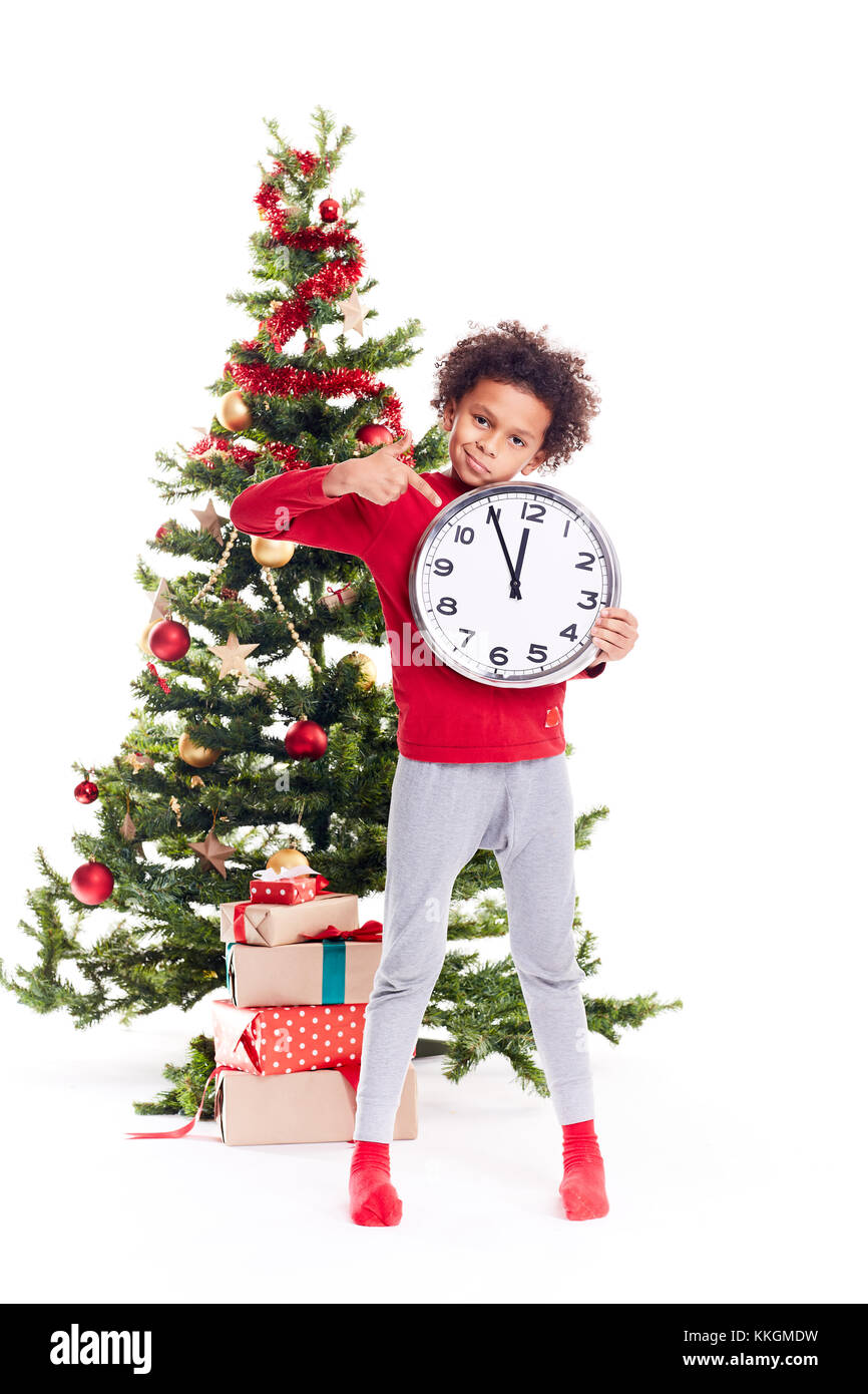 Gemischter Rassenjunge in der Nähe des Weihnachtsbaums Stockfoto