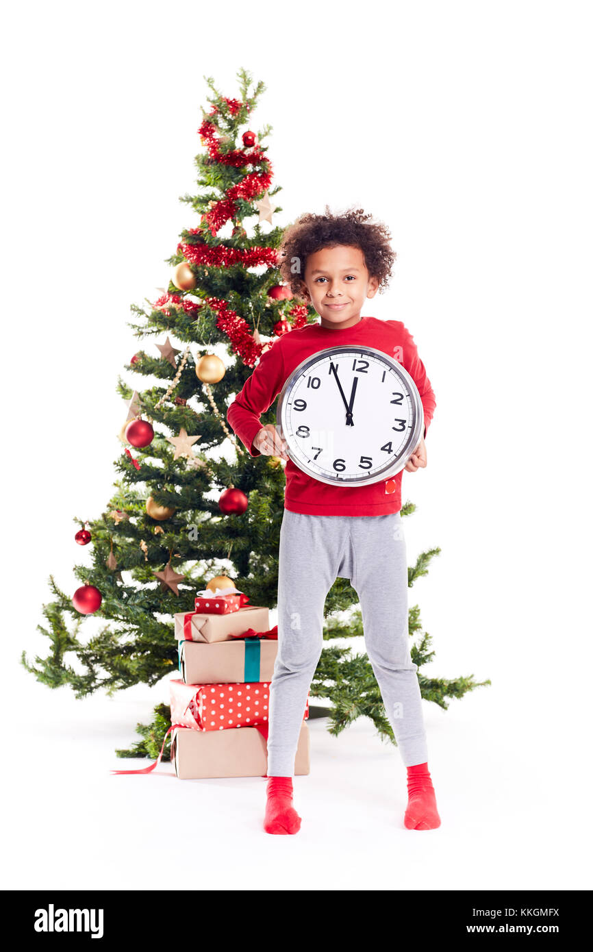 Gemischter Rassenjunge in der Nähe des Weihnachtsbaums Stockfoto