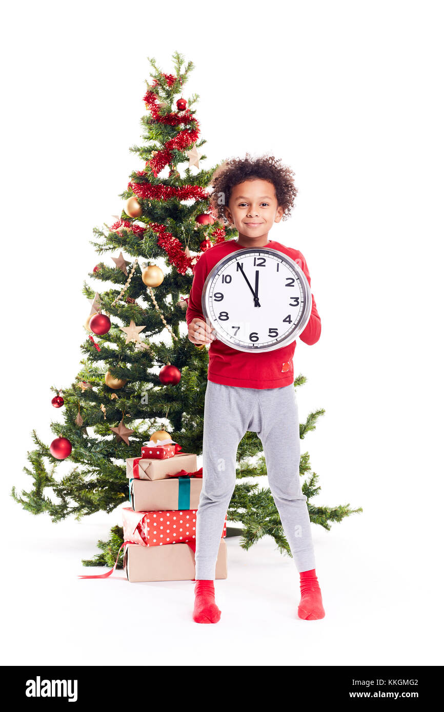 Gemischter Rassenjunge in der Nähe des Weihnachtsbaums Stockfoto