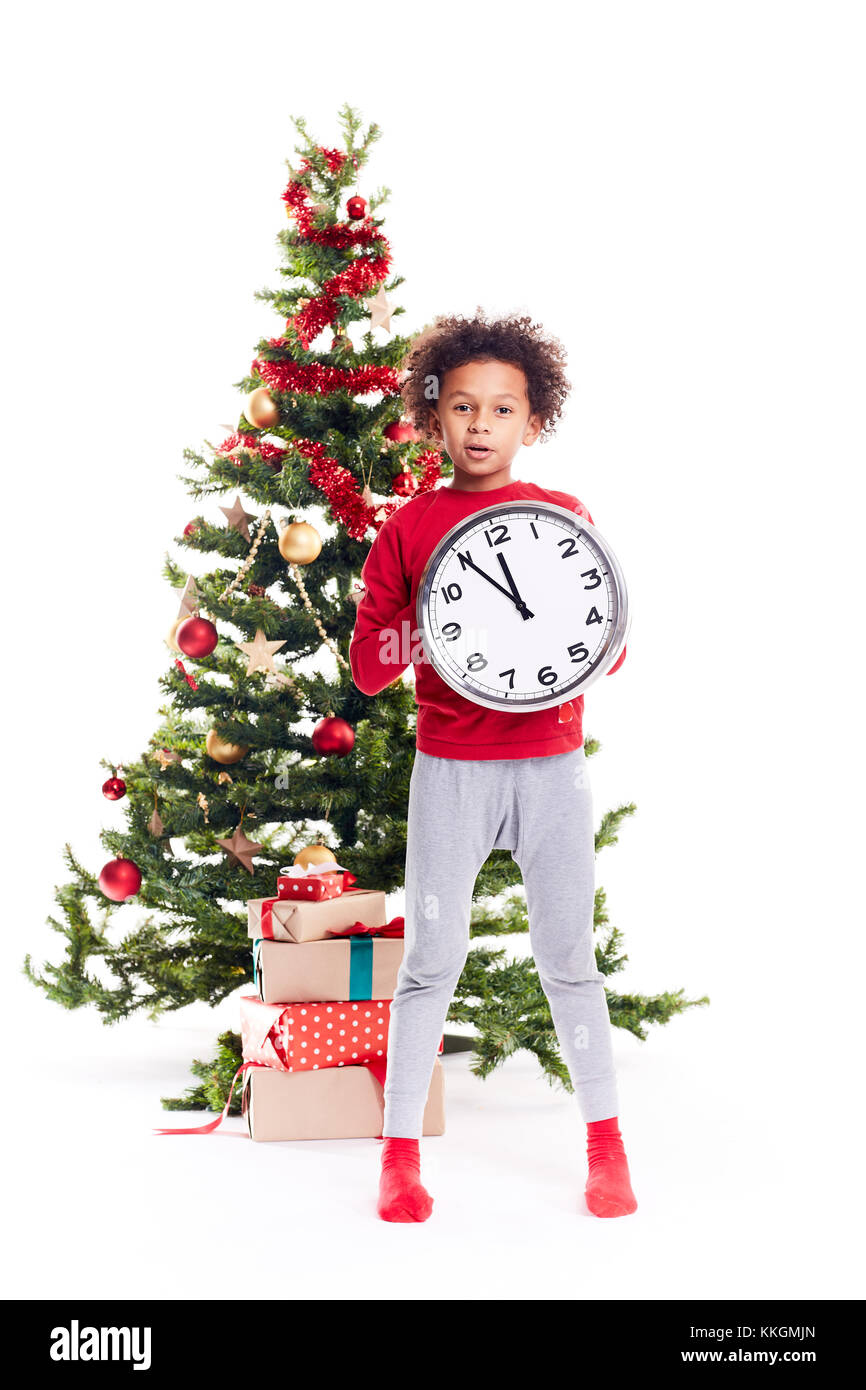 Gemischter Rassenjunge in der Nähe des Weihnachtsbaums Stockfoto