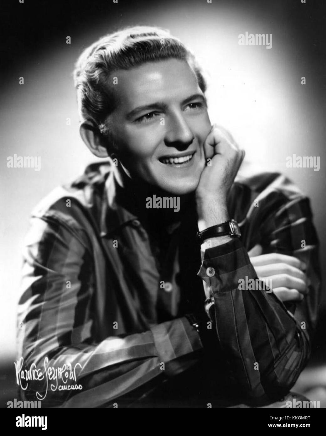 Jerry Lee Lewis war in den 1950er Jahren ein Pionier des Rock and Roll, der für seine wilde Energie und seinen einzigartigen Klavierstil bekannt war. Mit Hits wie „Great Balls of Fire“ und „Whole Lotta Shakin“ Goin“ On machte er einen bedeutenden Einfluss auf das Genre. Seine Karriere in den 1950er Jahren bereitete die Bühne für die Explosion der Rockmusik in den folgenden Jahrzehnten. Stockfoto
