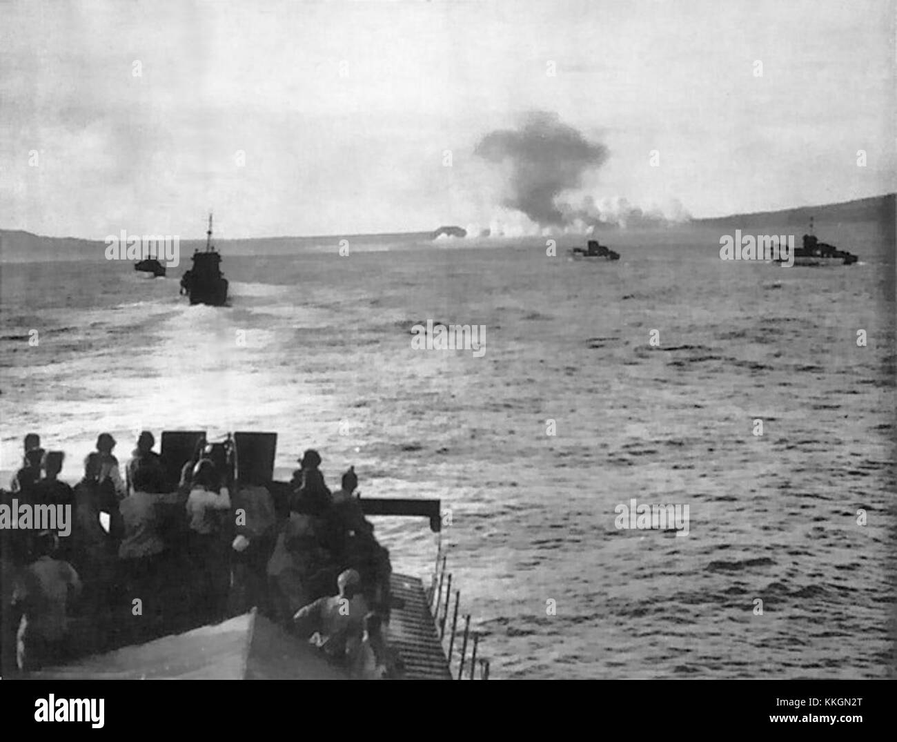 Landing Craft Infantry (LCIs) wurden während des Zweiten Weltkriegs bei militärischen Operationen eingesetzt. Diese Referenz beschreibt ihre Bewegung nach Cape Gloucester als Teil von militärischen Operationen im Pazifik. Stockfoto