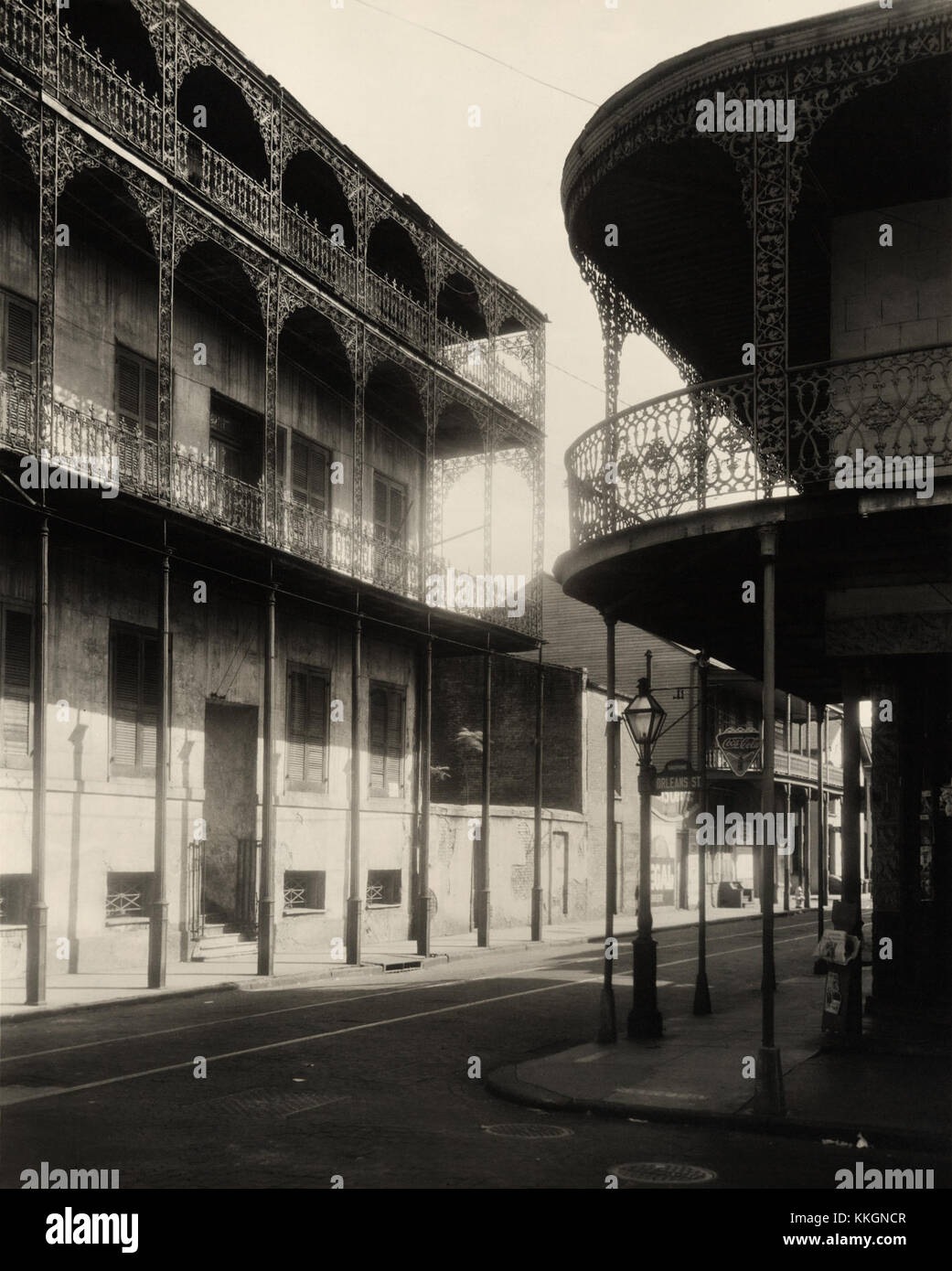 Dieses Foto von Frances Benjamin Johnston zeigt das Haus der Türken in der Dauphine Street in New Orleans. Es wurde zwischen 1937 und 1938 aufgenommen und fängt die historische Architektur der Gegend ein, die für ihren unverwechselbaren kreolischen Stil und das kulturelle Erbe des neuen Orleansâ€™ bekannt ist. Stockfoto