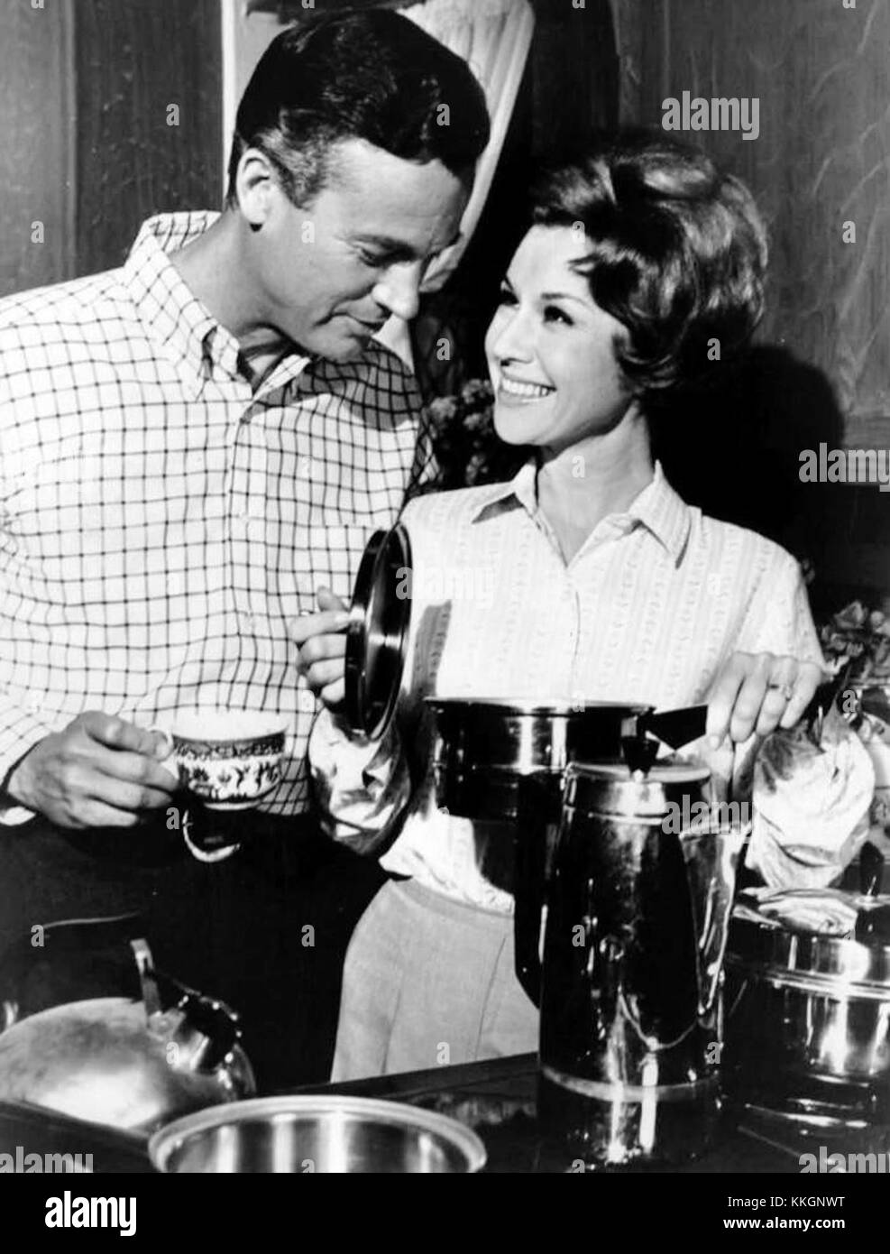 Mark Miller und Patricia Crowley spielten 1966 in dem Film Please Don’t Eat the Daisies, einer Komödie über eine Familie, die sich an das Leben in einem neuen Vorstadthaus gewöhnt, basierend auf einem gleichnamigen Roman. Der Film zeigt eine unbeschwerte Familiendynamik und komödiantische Momente. Stockfoto