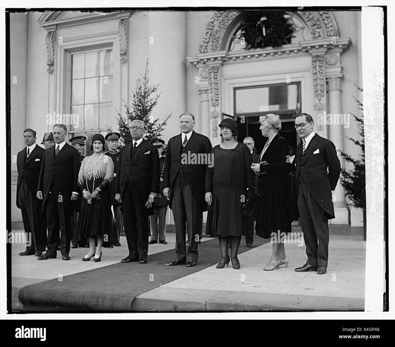 Dieses Foto zeigt ein Paar, das als POR identifiziert wurde, und seine Frau in Washington. Wahrscheinlich fängt es einen Moment von ihrem Besuch in der Stadt ein und spiegelt die Bedeutung Washingtons als politisches und kulturelles Zentrum wider. Stockfoto