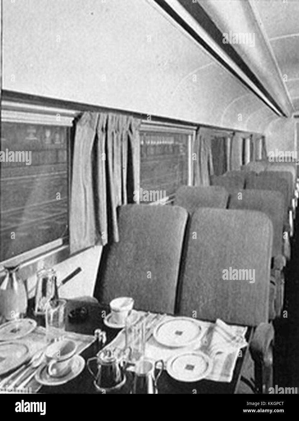 Der Pioneer Zephyr, ein legendärer amerikanischer stromlinienförmiger Personenzug, begann 1934 mit dem Verpflegungsservice und markierte damit eine bedeutende Entwicklung im luxuriösen Schienenverkehr. Der Service war Teil der High-End-Ausstattung des Zuges für den Fernverkehr. Stockfoto